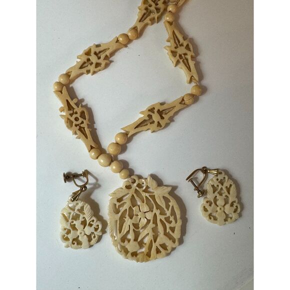 Antique carved bone necklace and clip on earrings - Picture 3 of 4
